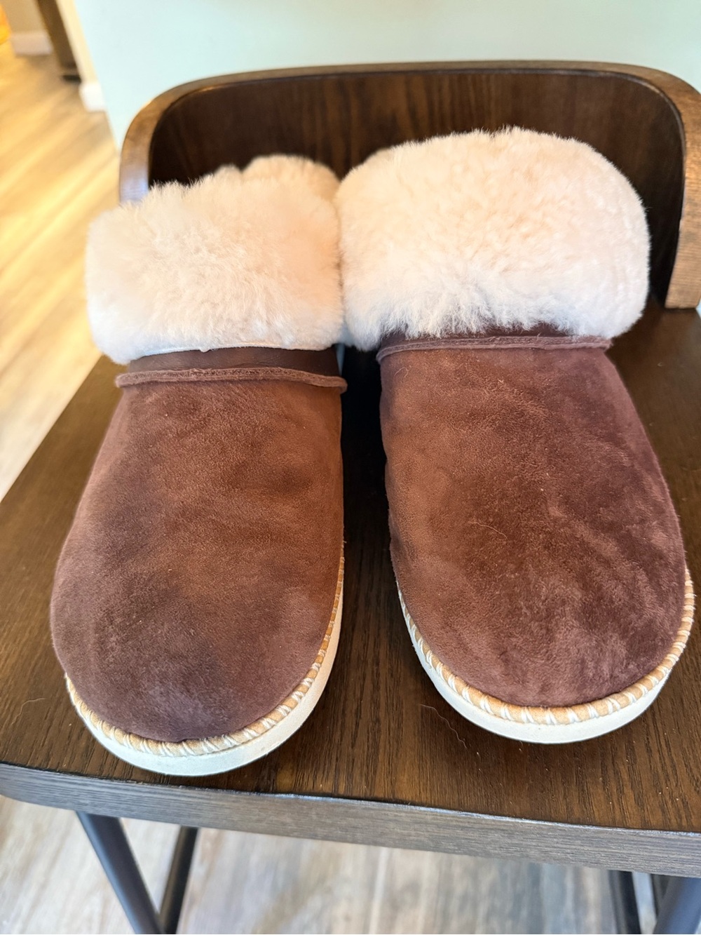 OluKai Shearling Slippers
Women's Sz 9